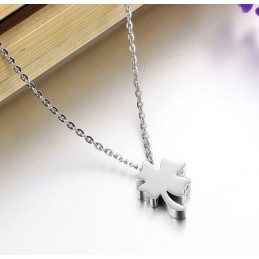 The Queen Of Quality Female Clover Shape Titanium Necklace